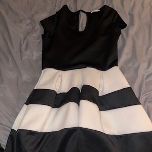 Sleeveless Scoop Neck Colorblock Fit & Flared Dress Blk/Wh